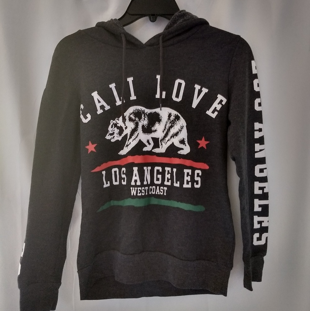A grey thin sweatshirt (cali love)